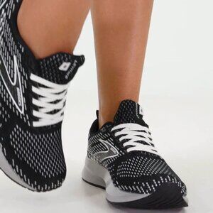 Women's Brooks Levitate 5 Black and White Sneakers Shoes Size 9